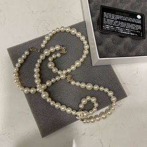 Chanel pearl long necklace can look twice or wear long. box +authenticity card